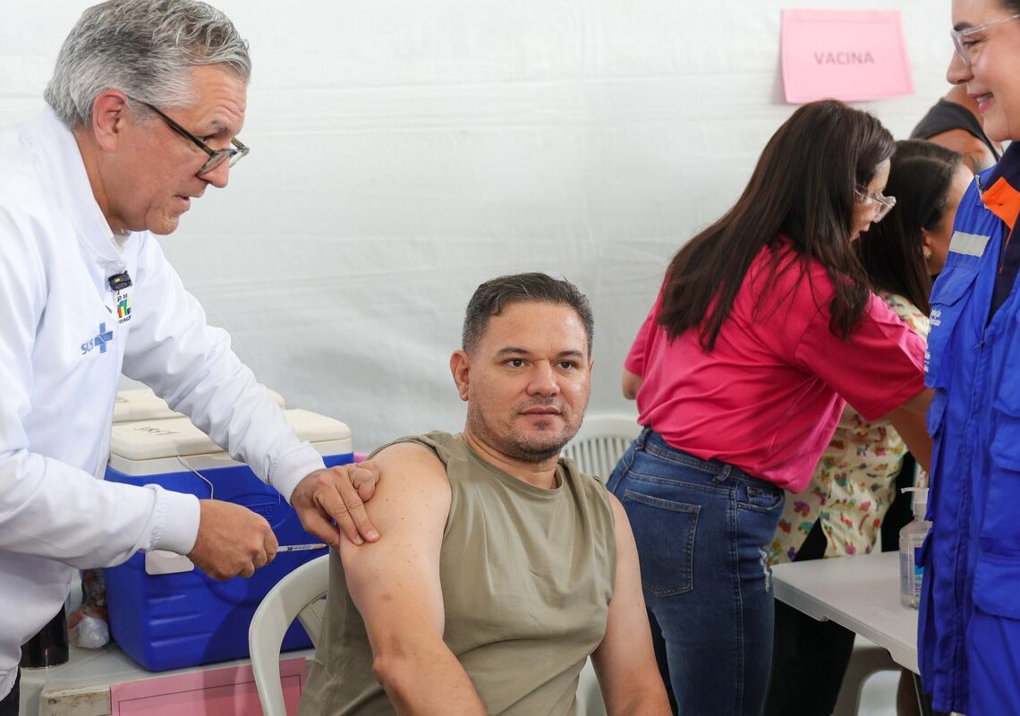 Em Dia D de Vacinação, Padilha garante a segurança da imunização