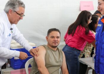 Em Dia D de Vacinação, Padilha garante a segurança da imunização