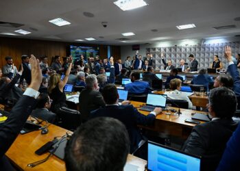 Com placar apertado, comissão mista aprova MP para compensar IOF — Senado Notícias