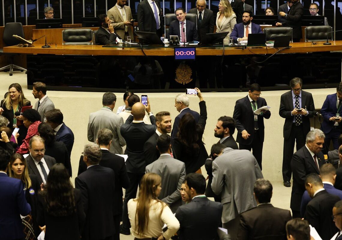 Motta adia votação de PL Antifacção para terça-feira (18)