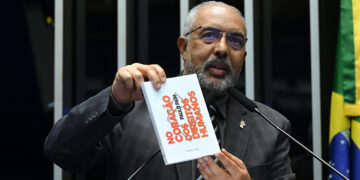 Paim comemora lançamento de livro dele sobre direitos humanos — Senado Notícias