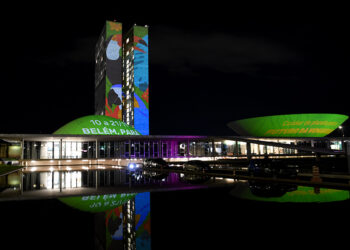 COP 30 é celebrada em projeção no prédio do Congresso — Senado Notícias