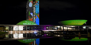 COP 30 é celebrada em projeção no prédio do Congresso — Senado Notícias