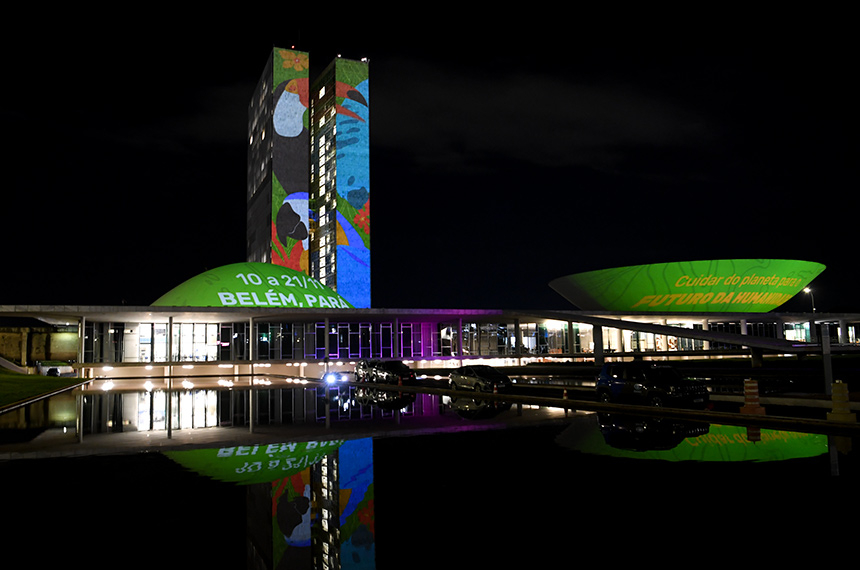 COP 30 é celebrada em projeção no prédio do Congresso — Senado Notícias