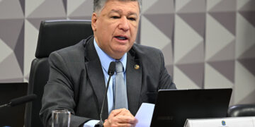 Carlos Viana defende suspensão de empréstimos consignados de aposentados — Senado Notícias