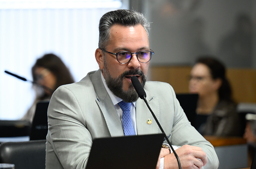 CE aprova regulamentação da profissão de multimídia — Senado Notícias
