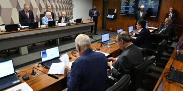 CCJ aprova descriminalização de corte ou poda de árvore em risco de acidente — Senado Notícias