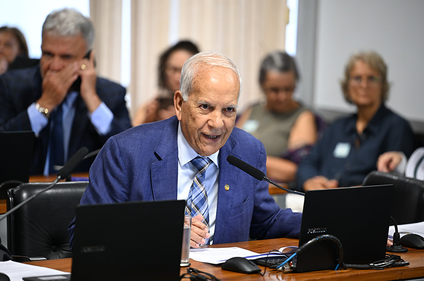 Restrição a uso de grandes quantias em dinheiro é aprovada pela CCJ — Senado Notícias