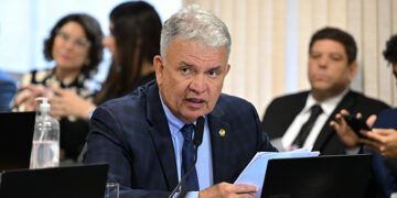 Avança projeto que realoca trabalhadores de estatais do setor elétrico privatizadas — Senado Notícias