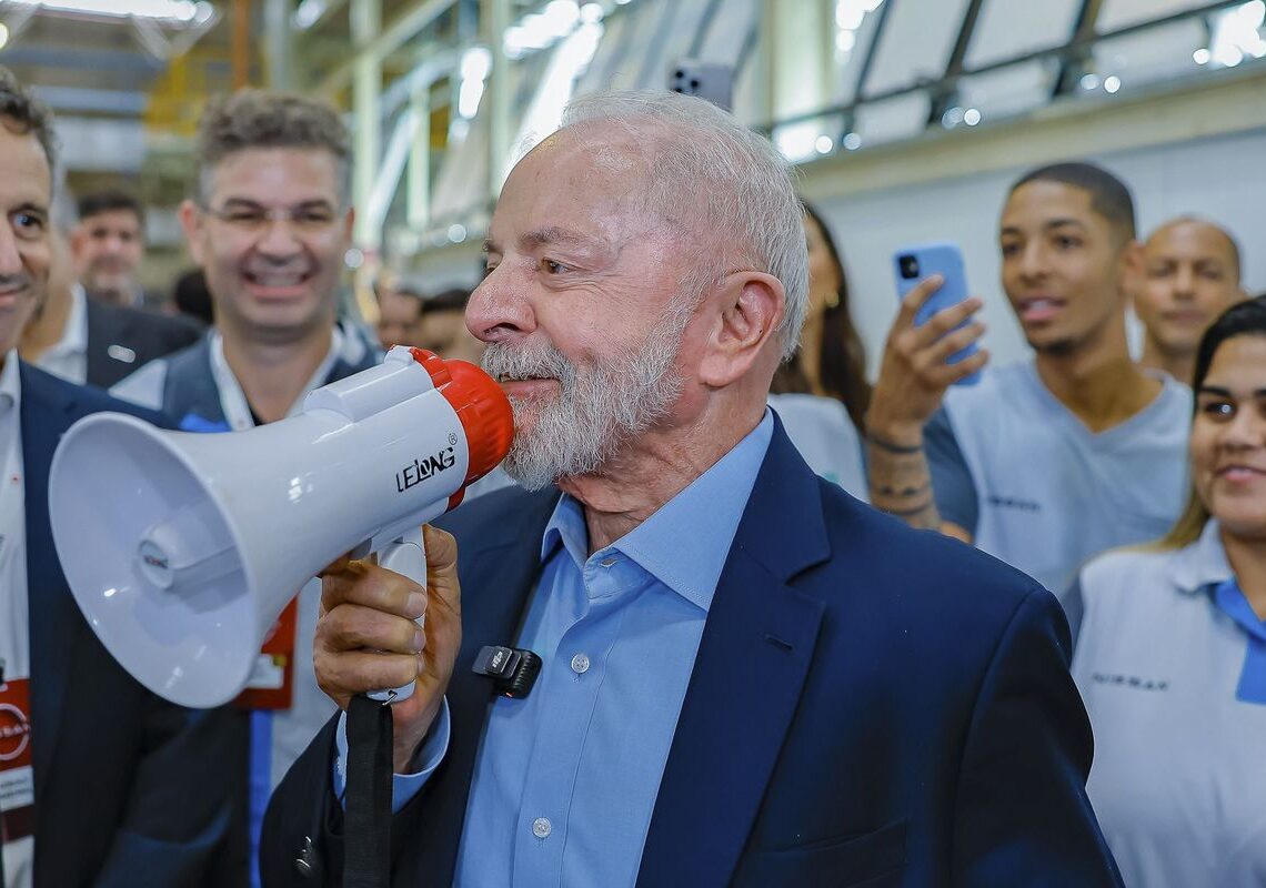 Lula assina medida que atualiza Programa de Alimentação do Trabalhador