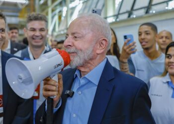 Lula assina medida que atualiza Programa de Alimentação do Trabalhador