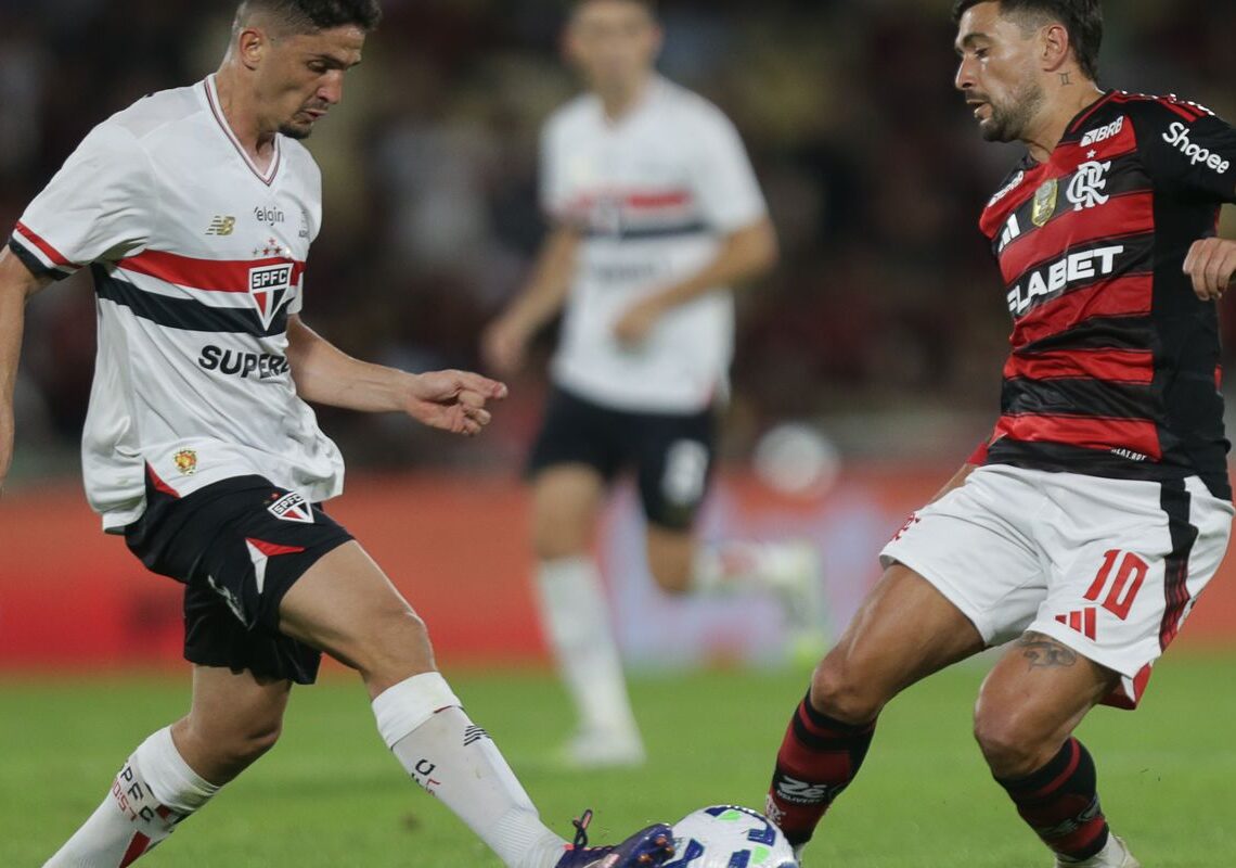 Buscando a liderança do Brasileiro, Flamengo enfrenta o São Paulo