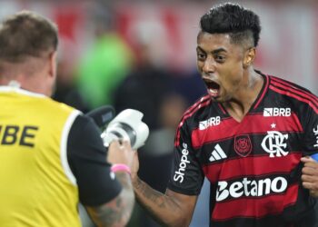 Fla vence, aproveita derrota do Palmeiras e volta a igualar rival