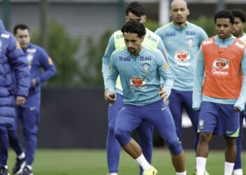 Com equipe completa, Ancelotti comanda atividade em Londres