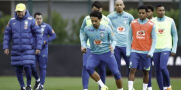 Com equipe completa, Ancelotti comanda atividade em Londres