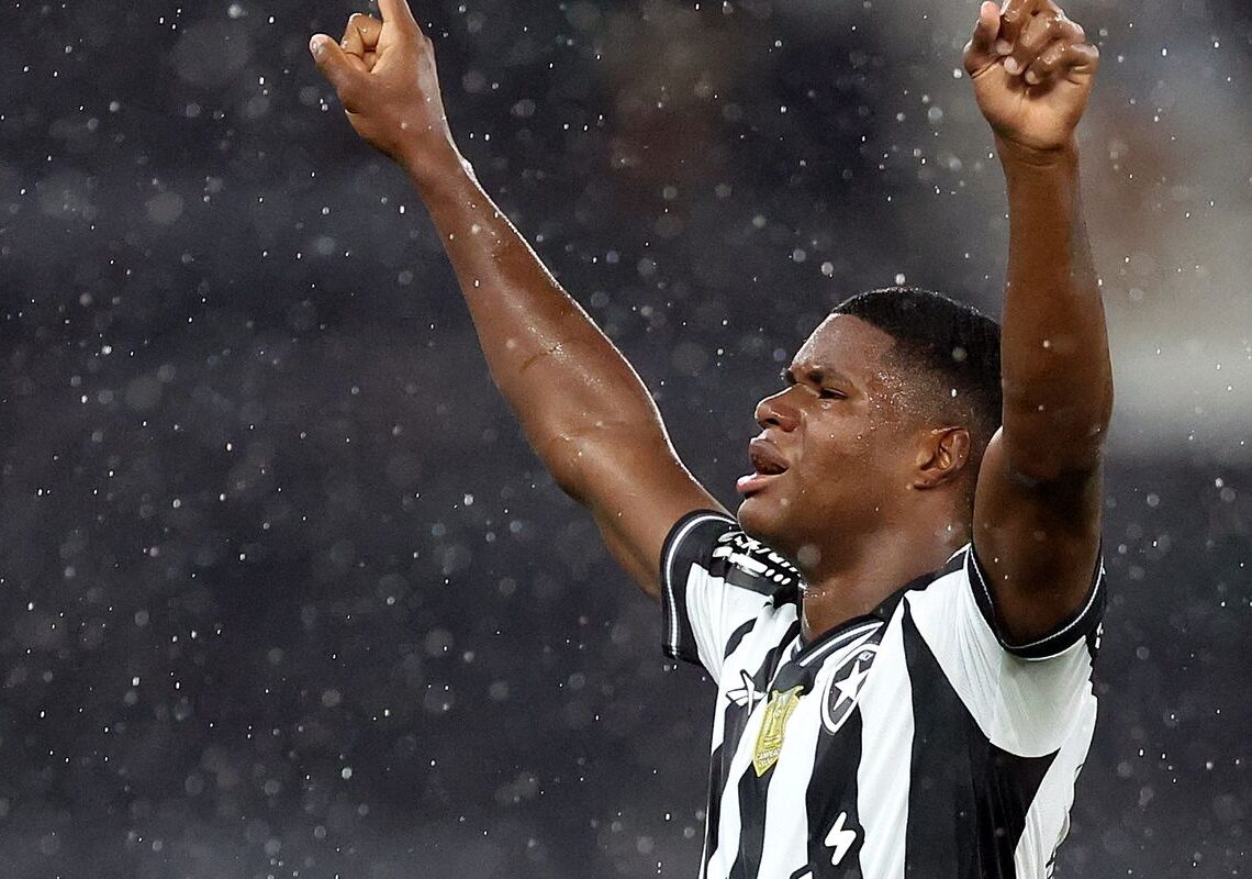 Panamenho José Kadir leva Botafogo à vitória no Brasileiro