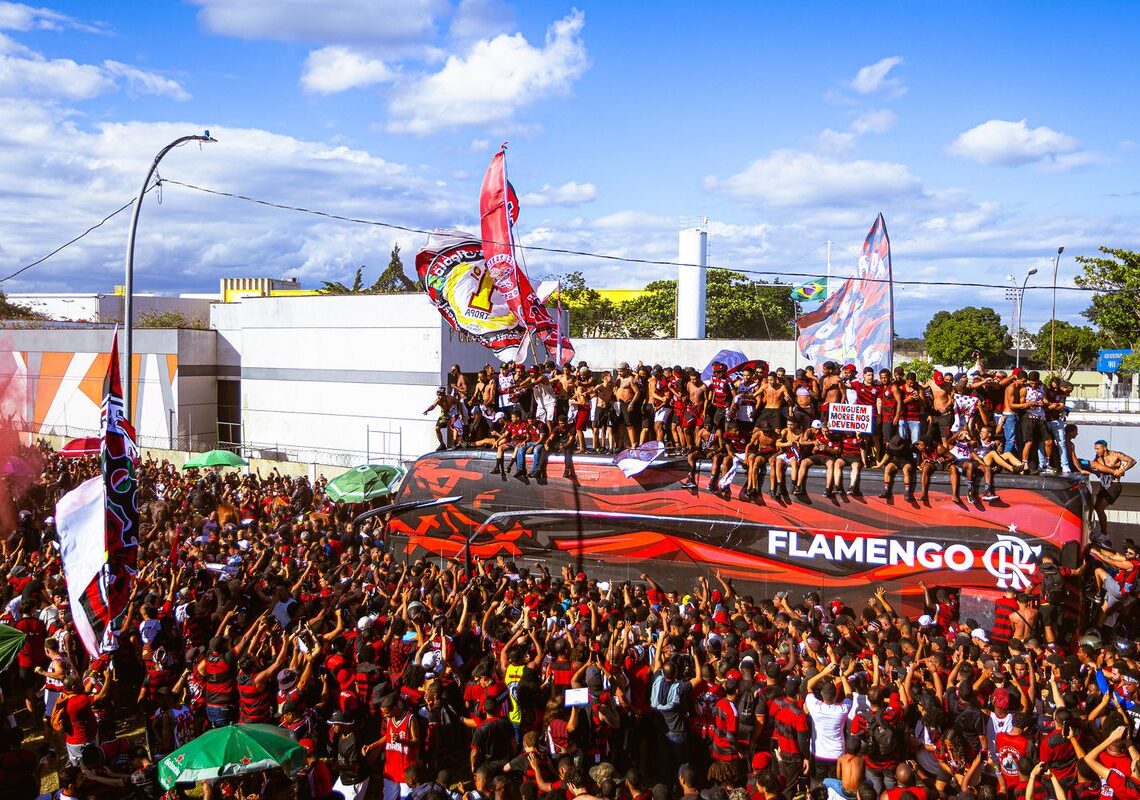 Flamengo embarca para final da Libertadores com festa da torcida
