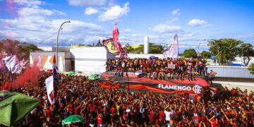 Flamengo embarca para final da Libertadores com festa da torcida