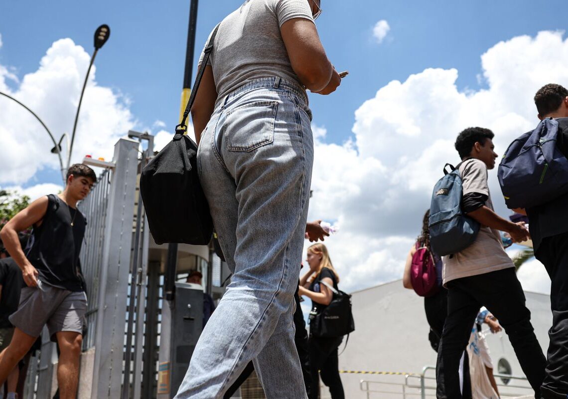 No DF, candidatos do Enem chegam cedo sob sol forte e ansiedade
