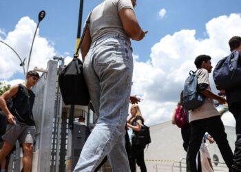 No DF, candidatos do Enem chegam cedo sob sol forte e ansiedade