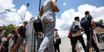 No DF, candidatos do Enem chegam cedo sob sol forte e ansiedade