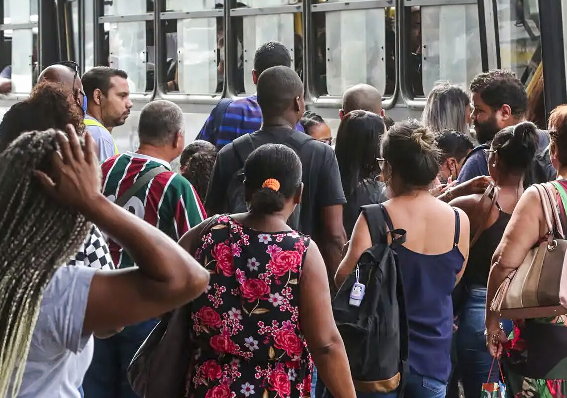 Número dos que procuram emprego há mais de 2 anos cai 17,8%, diz IBGE