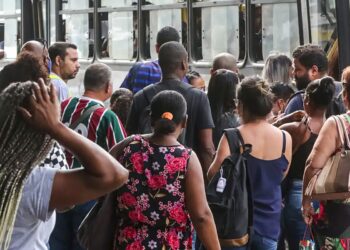 Número dos que procuram emprego há mais de 2 anos cai 17,8%, diz IBGE