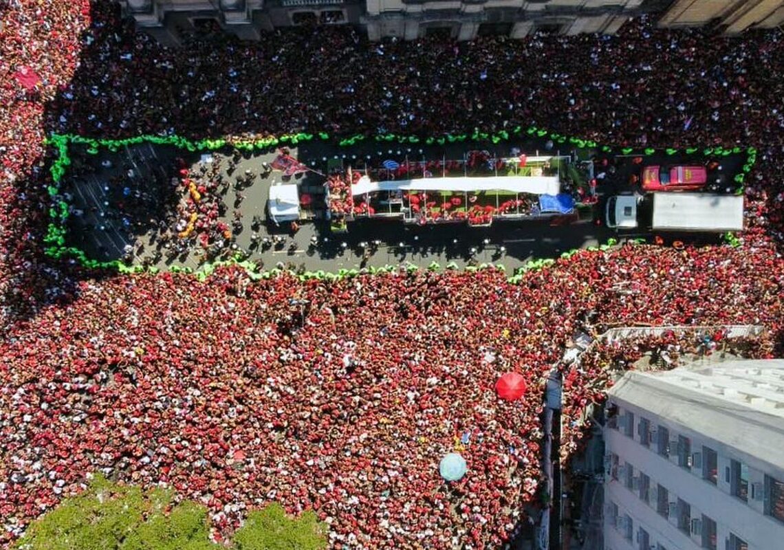 Famílias se juntam à multidão para festejar título do Flamengo no RJ