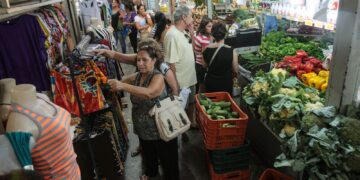 INPC recua para 0,03% em outubro e acumula 4,49% em 12 meses