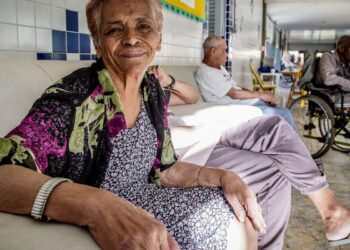 Tema da redação do Enem ajuda a debater etarismo, dizem professores