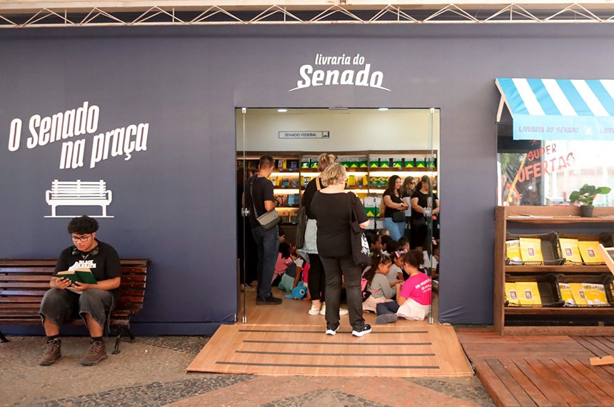 Senado promove lançamentos durante a Feira do Livro de Porto Alegre — Senado Notícias