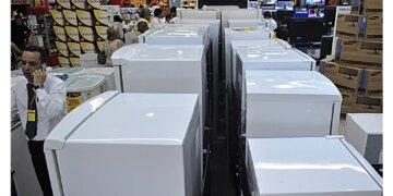 Vendas no comércio voltam a ganhar fôlego e crescem 0,5% em outubro