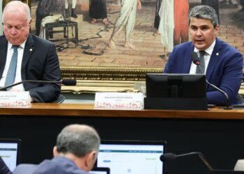 Pedido de vista adia votação de parecer sobre mandato de Zambelli