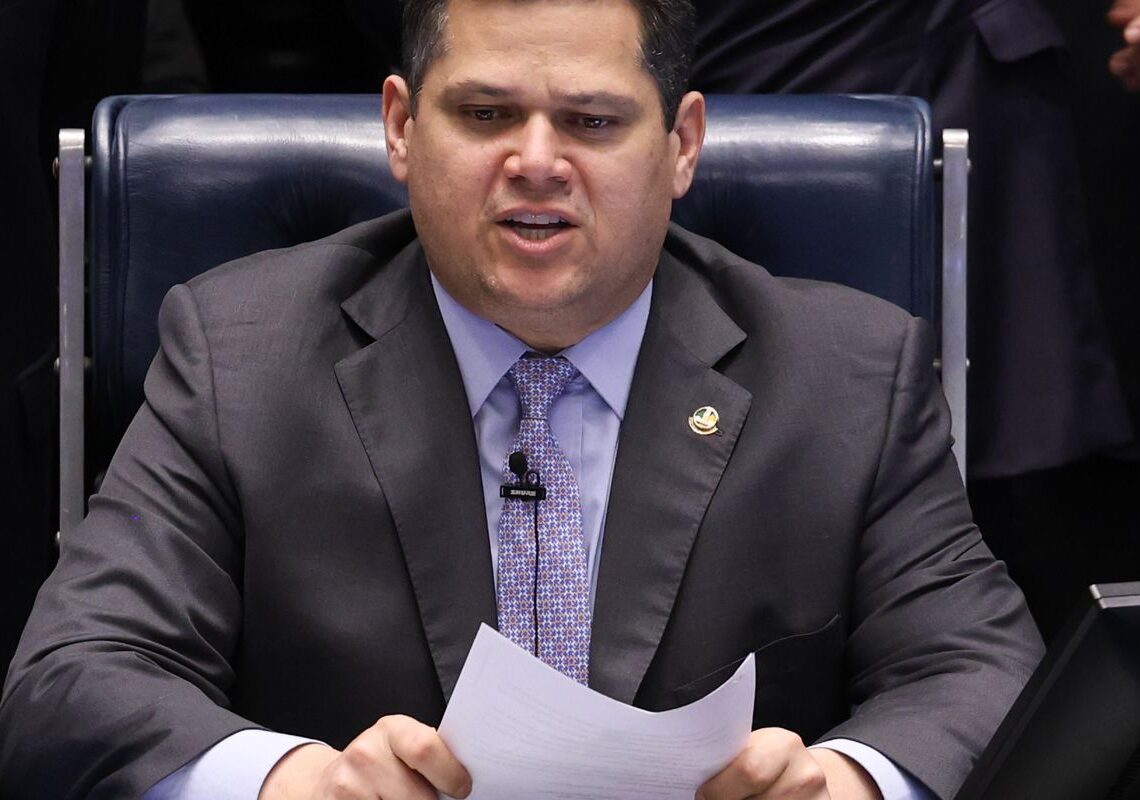 Alcolumbre cancela calendário para sabatina de Jorge Messias ao STF