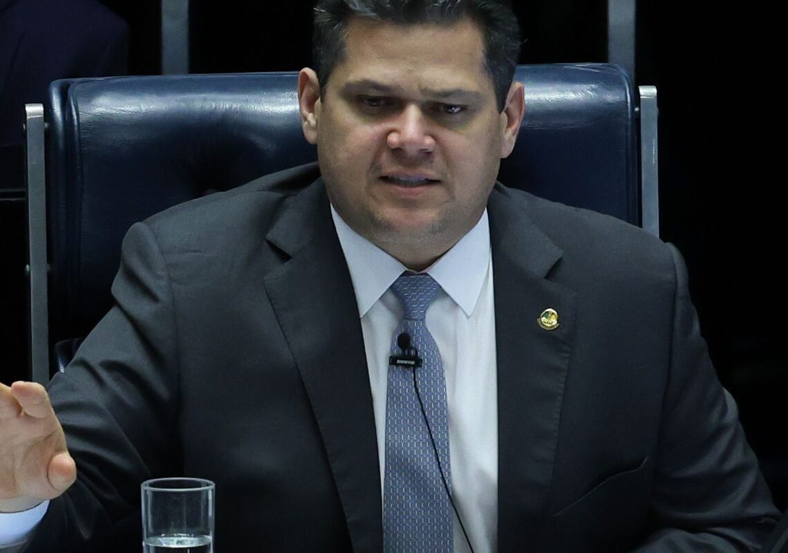 Alcolumbre critica decisão de Gilmar Mendes sobre impeachment no STF