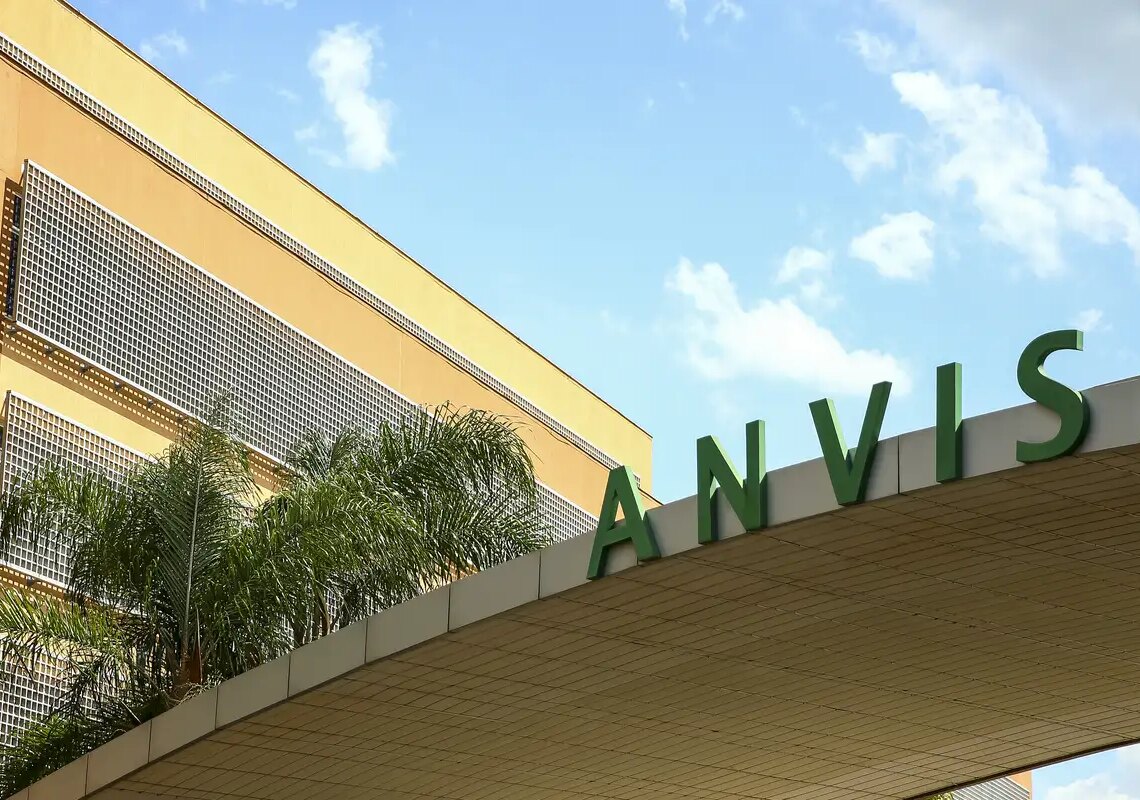 Anvisa proíbe comercialização de perfume e maquiagem capilar