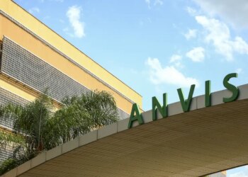 Anvisa proíbe comercialização de perfume e maquiagem capilar