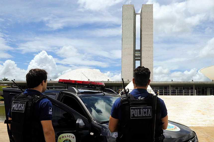 Porte de arma para policiais legislativos é ampliado para assembleias estaduais — Senado Notícias
