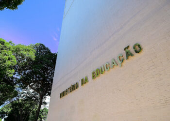 Sancionada lei que garante cargos no MEC e recursos para segurança do DF — Senado Notícias