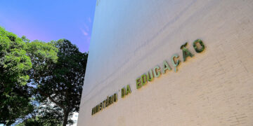 Sancionada lei que garante cargos no MEC e recursos para segurança do DF — Senado Notícias