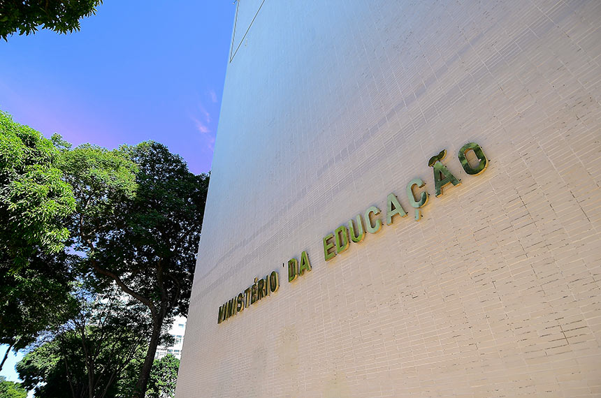 Sancionada lei que garante cargos no MEC e recursos para segurança do DF — Senado Notícias