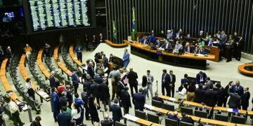 Veto à equiparação de reajustes para servidores da Câmara é mantido — Senado Notícias