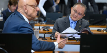 Vai ao Plenário PEC que amplia acúmulo de cargos públicos por professores — Senado Notícias