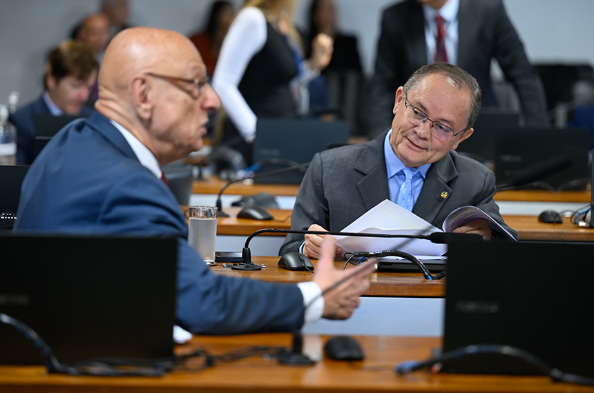 Vai ao Plenário PEC que amplia acúmulo de cargos públicos por professores — Senado Notícias