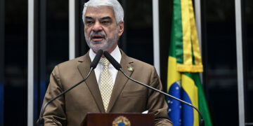 Humberto Costa defende endurecimento contra apostas on-line — Senado Notícias