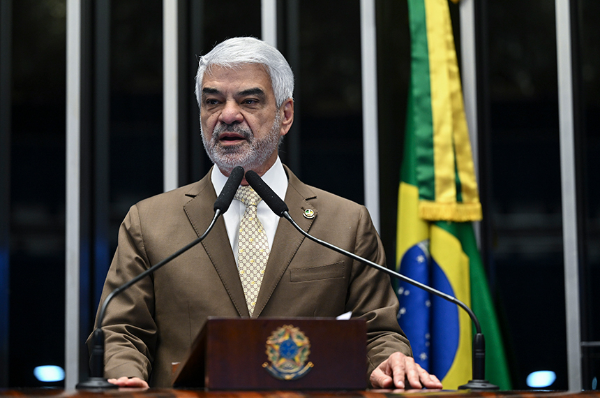 Humberto Costa defende endurecimento contra apostas on-line — Senado Notícias