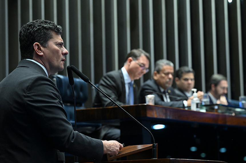 Descriminalização de poda de árvore em caso de risco de acidente vai a sanção — Senado Notícias