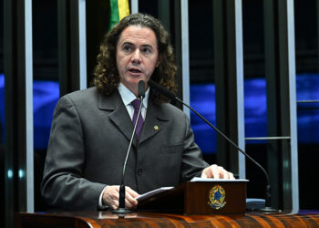 Veneziano destaca investimentos na Universidade de Campina Grande (PB) — Senado Notícias