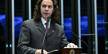 Veneziano destaca investimentos na Universidade de Campina Grande (PB) — Senado Notícias