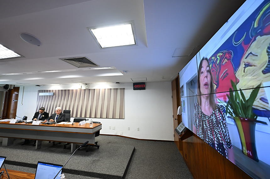 Avança regra para limitar volta obrigatória ao exterior de criança vítima de violência — Senado Notícias